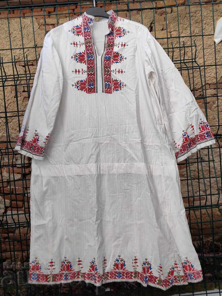 CĂMAȘĂ PORT POPULAR, BRODERIA ESTE IMPRIMATĂ, STRÂMTĂ ÎN ANUMITE LOCURI CĂMAȘĂ PORT POPULAR, BRODERIA ESTE IMPRIMATĂ, STRÂMTĂ ÎN ANUMITE LOCURI