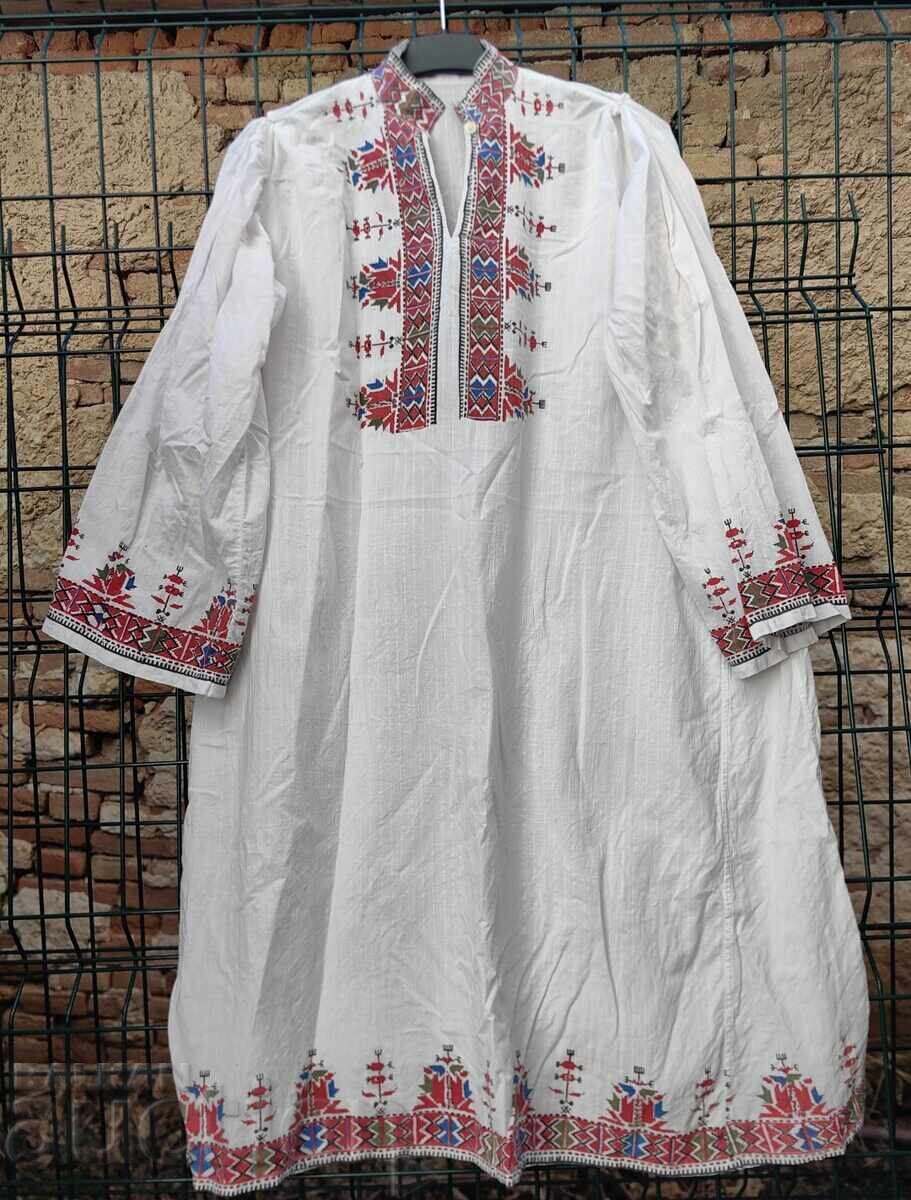 CĂMAȘĂ PORT POPULAR, BRODERIA ESTE IMPRIMATĂ, STRÂMTĂ ÎN ANUMITE LOCURI CĂMAȘĂ PORT POPULAR, BRODERIA ESTE IMPRIMATĂ, STRÂMTĂ ÎN ANUMITE LOCURI