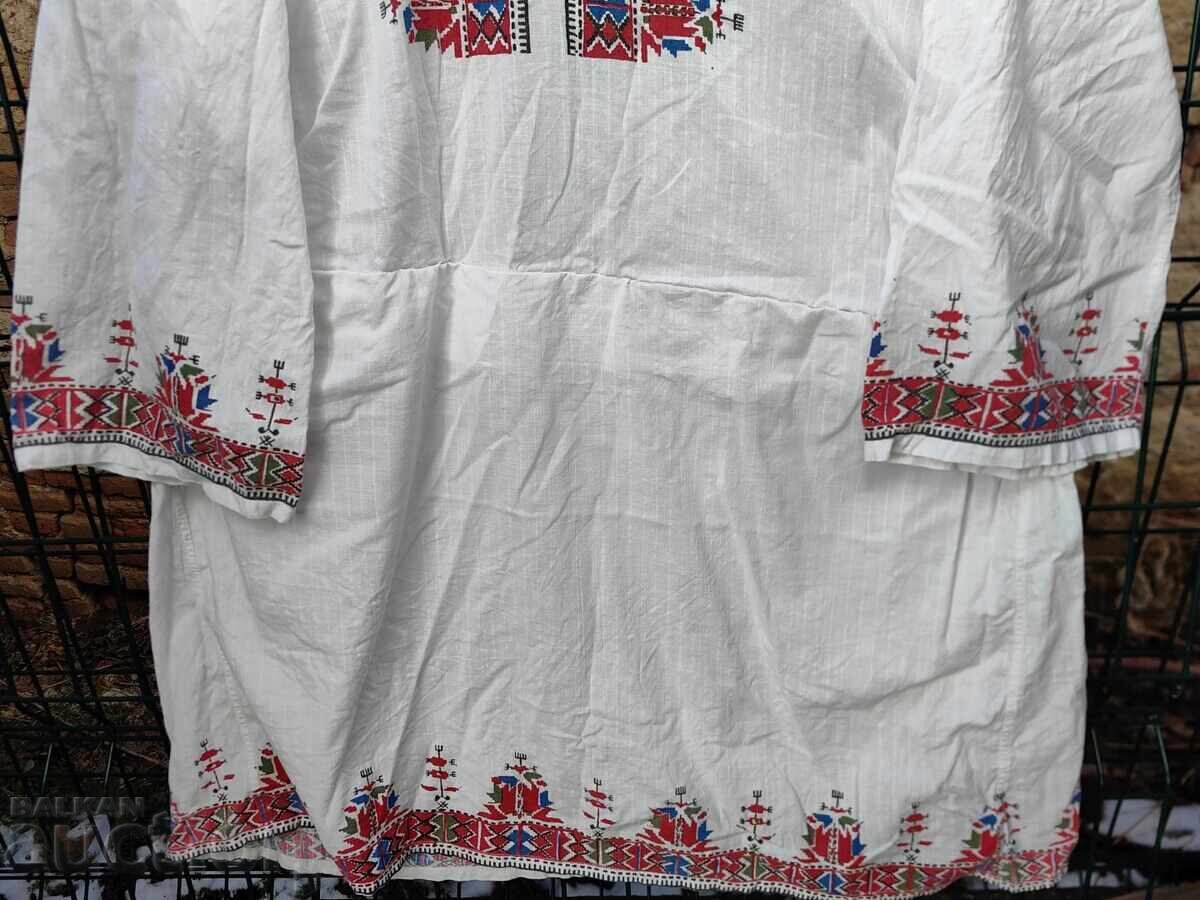 CĂMAȘĂ PORT POPULAR, BRODERIA ESTE IMPRIMATĂ, STRÂMTĂ ÎN ANUMITE LOCURI cu preț € 12.00 | 23.47 BGN CĂMAȘĂ PORT POPULAR, BRODERIA ESTE IMPRIMATĂ, STRÂMTĂ ÎN ANUMITE LOCURI cu preț € 12.00 | 23.47 BGN