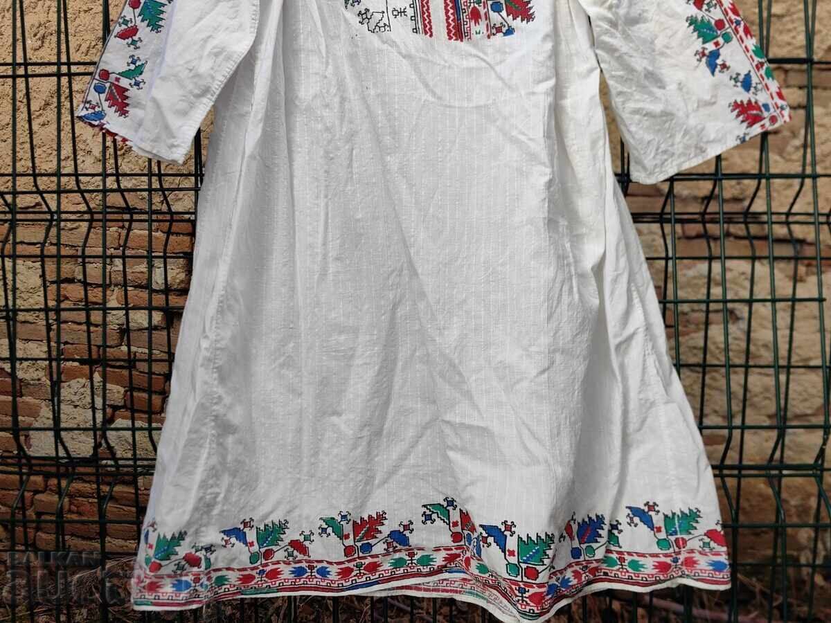 CĂMAȘĂ PORT POPULAR, BRODERIA ESTE IMPRIMATĂ, STRÂMTĂ ÎN ANUMITE LOCURI cu preț € 12.00 | 23.47 BGN CĂMAȘĂ PORT POPULAR, BRODERIA ESTE IMPRIMATĂ, STRÂMTĂ ÎN ANUMITE LOCURI cu preț € 12.00 | 23.47 BGN