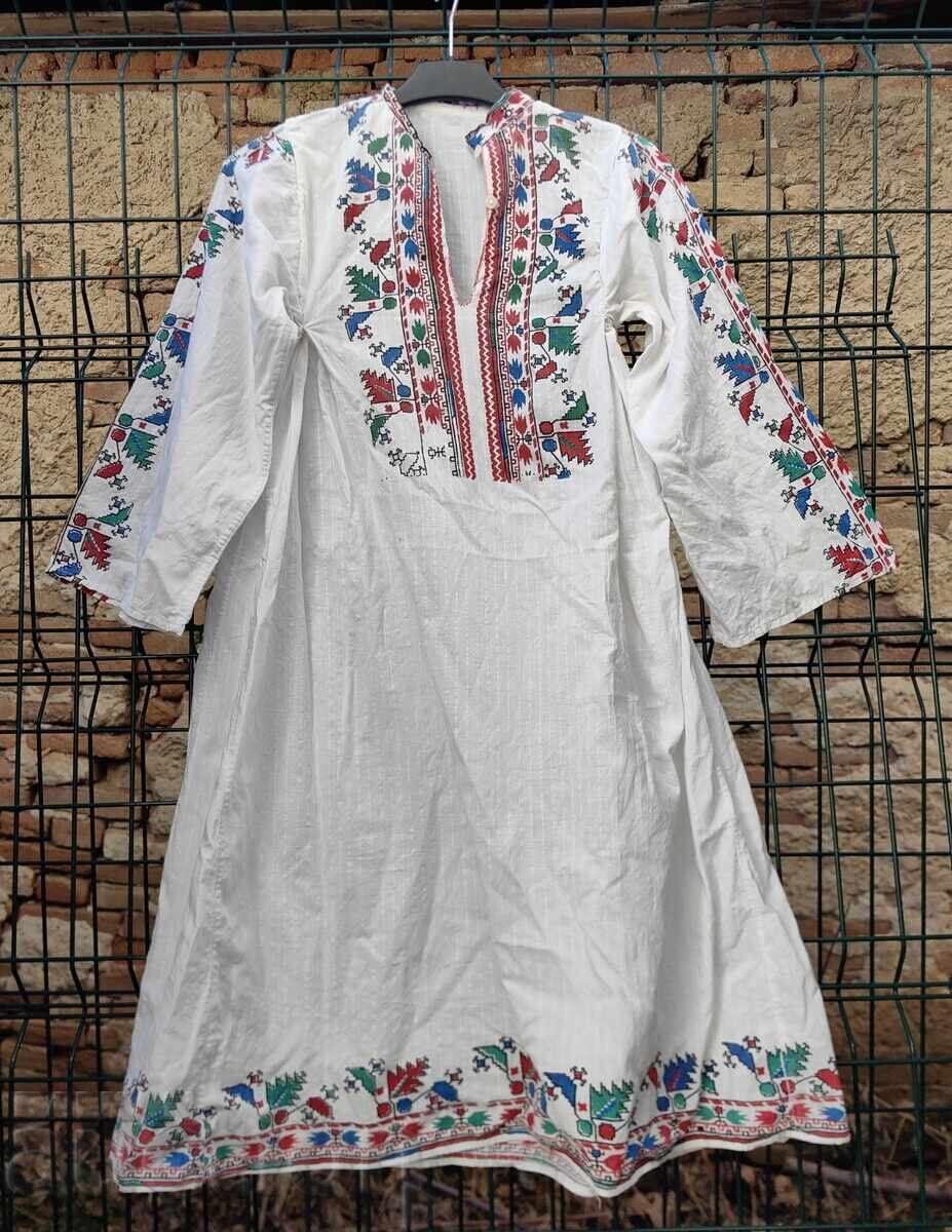 CĂMAȘĂ PORT POPULAR, BRODERIA ESTE IMPRIMATĂ, STRÂMTĂ ÎN ANUMITE LOCURI CĂMAȘĂ PORT POPULAR, BRODERIA ESTE IMPRIMATĂ, STRÂMTĂ ÎN ANUMITE LOCURI