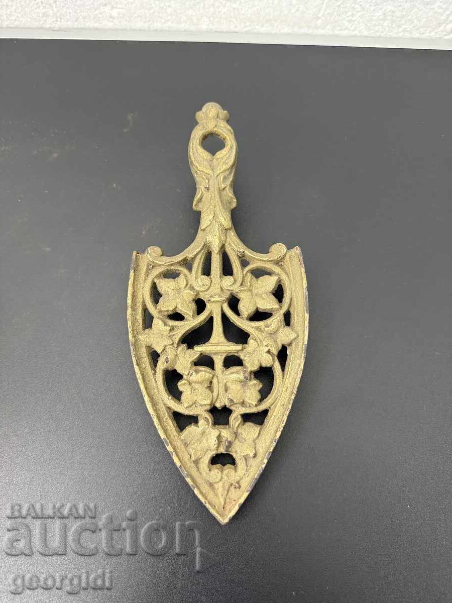 Ажурна поставка за ютия от чугун. №7821 с цена € 20.00 | 39.12 лв.