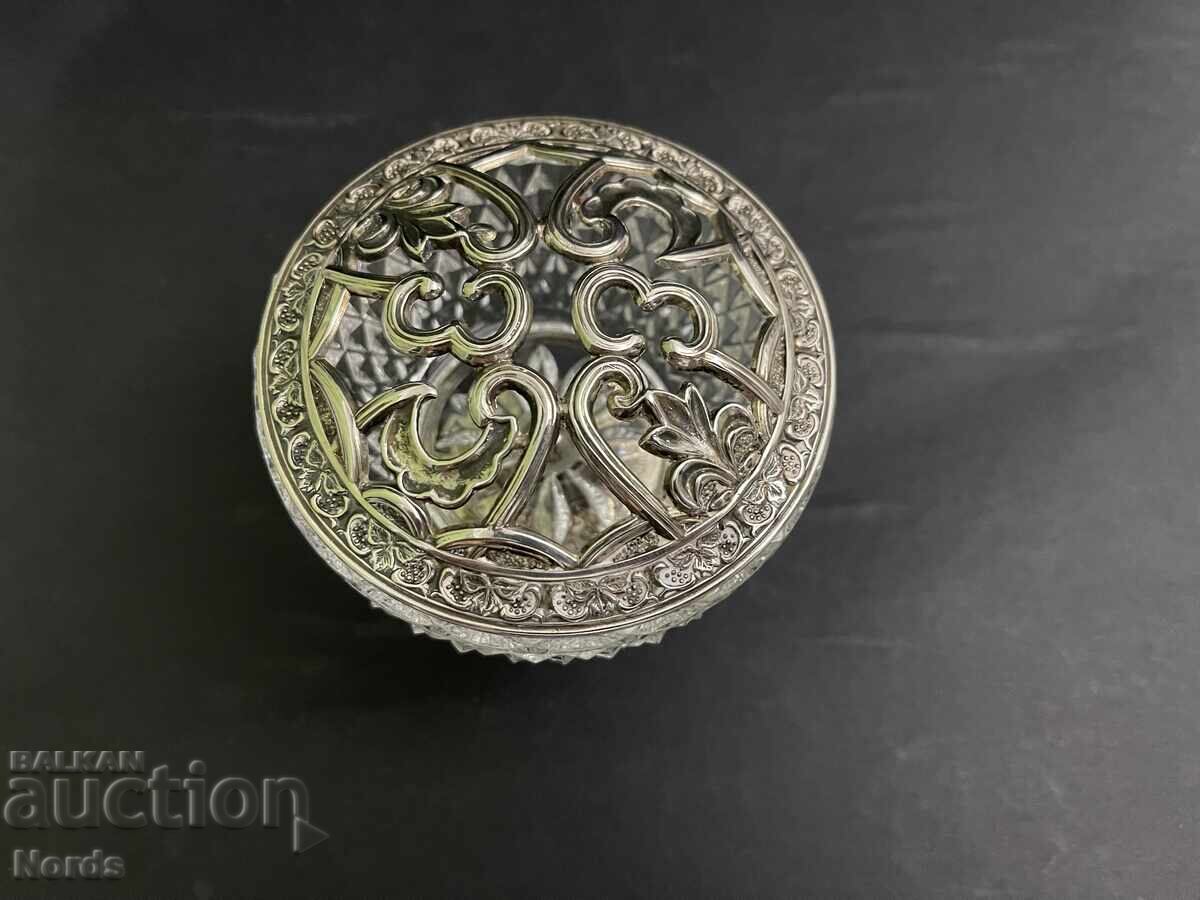 Όμορφο δοχείο σε βάση με τιμή € 0.01 | 0.02 BGN Όμορφο δοχείο σε βάση με τιμή € 0.01 | 0.02 BGN