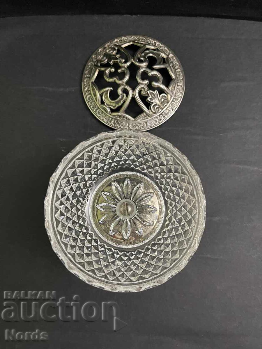 Δημοπρασία Όμορφο δοχείο σε βάση Δημοπρασία Όμορφο δοχείο σε βάση