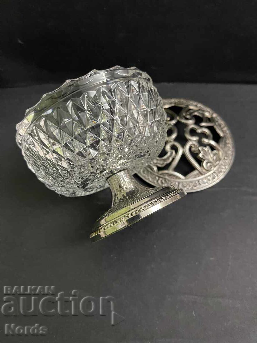 Παράδοση Όμορφο δοχείο σε βάση Παράδοση Όμορφο δοχείο σε βάση