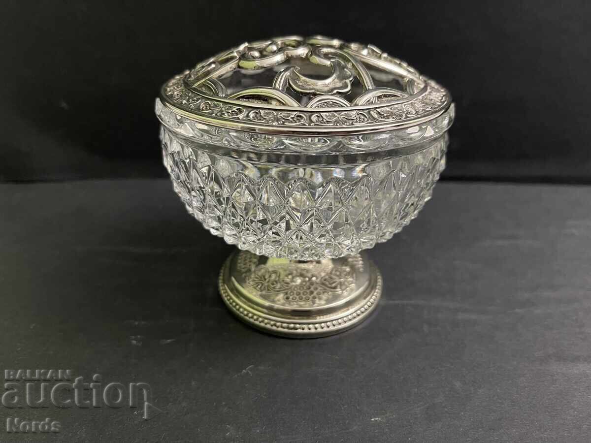 Όμορφο δοχείο σε βάση Όμορφο δοχείο σε βάση