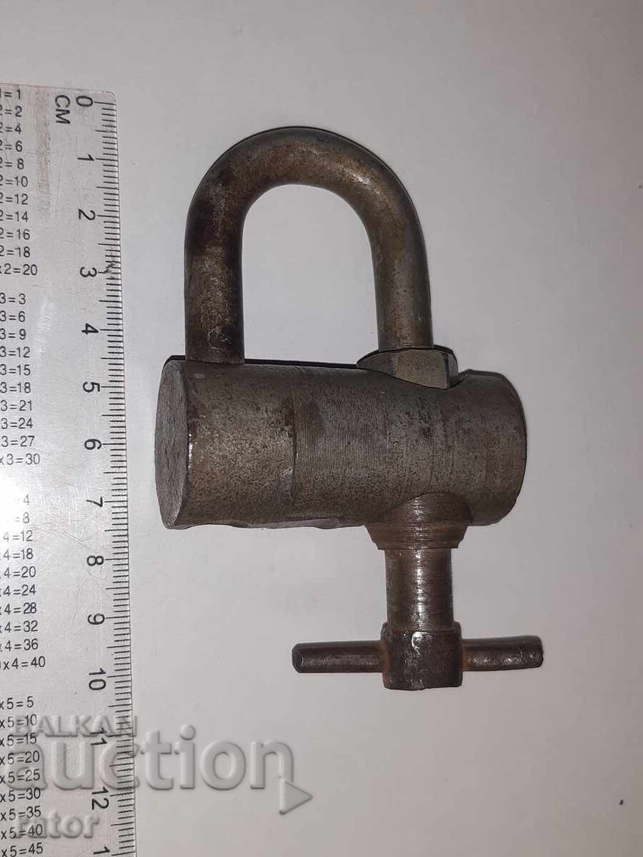 Lacăt vechi rar de colecție, cofăr cu preț € 8.00 | 15.65 BGN Lacăt vechi rar de colecție, cofăr cu preț € 8.00 | 15.65 BGN