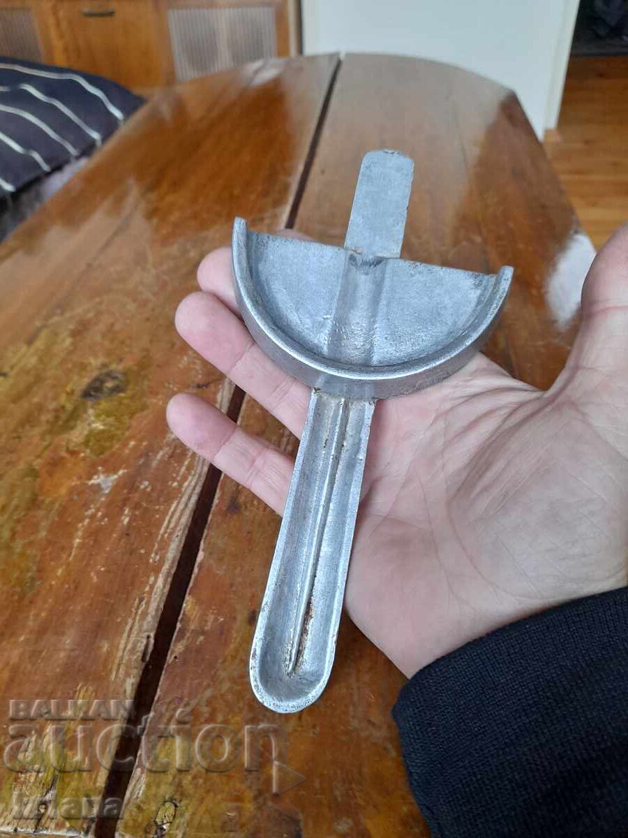 Аукцион Стара отварачка за буркани Аукцион Стара отварачка за буркани