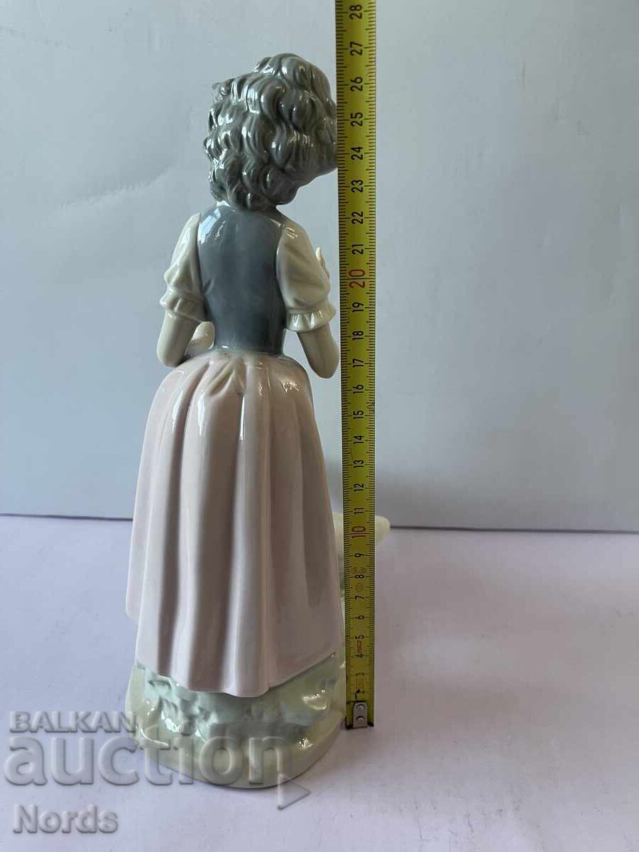 Δημοπρασία Ένα όμορφο πορσελάνινο ειδώλιο