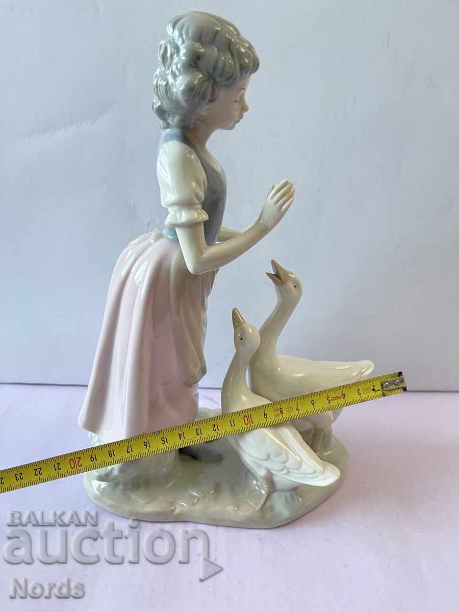 Παράδοση Ένα όμορφο πορσελάνινο ειδώλιο