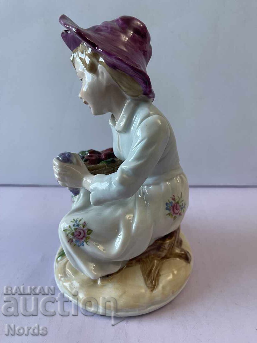 Παράδοση Ένα όμορφο πορσελάνινο ειδώλιο