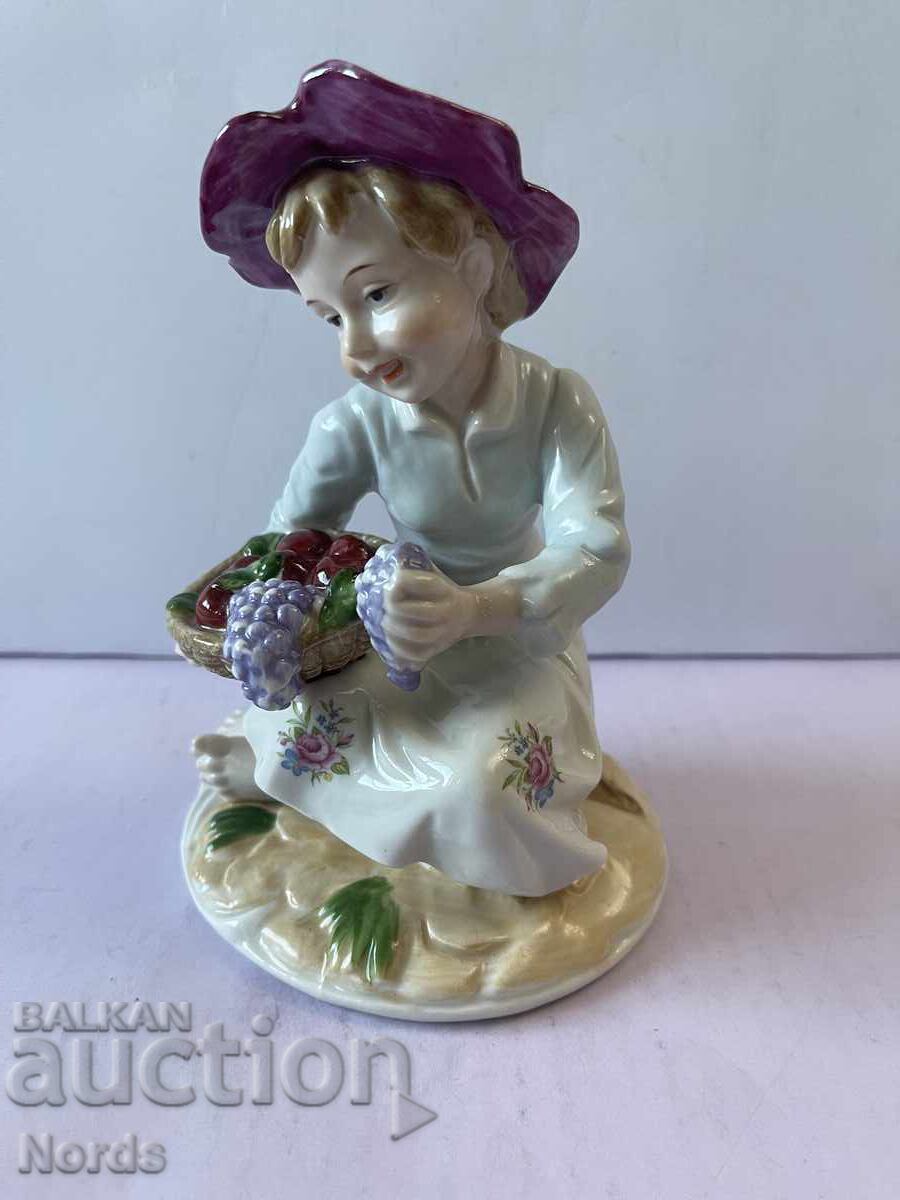 Ένα όμορφο πορσελάνινο ειδώλιο