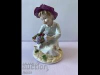 Ένα όμορφο πορσελάνινο ειδώλιο