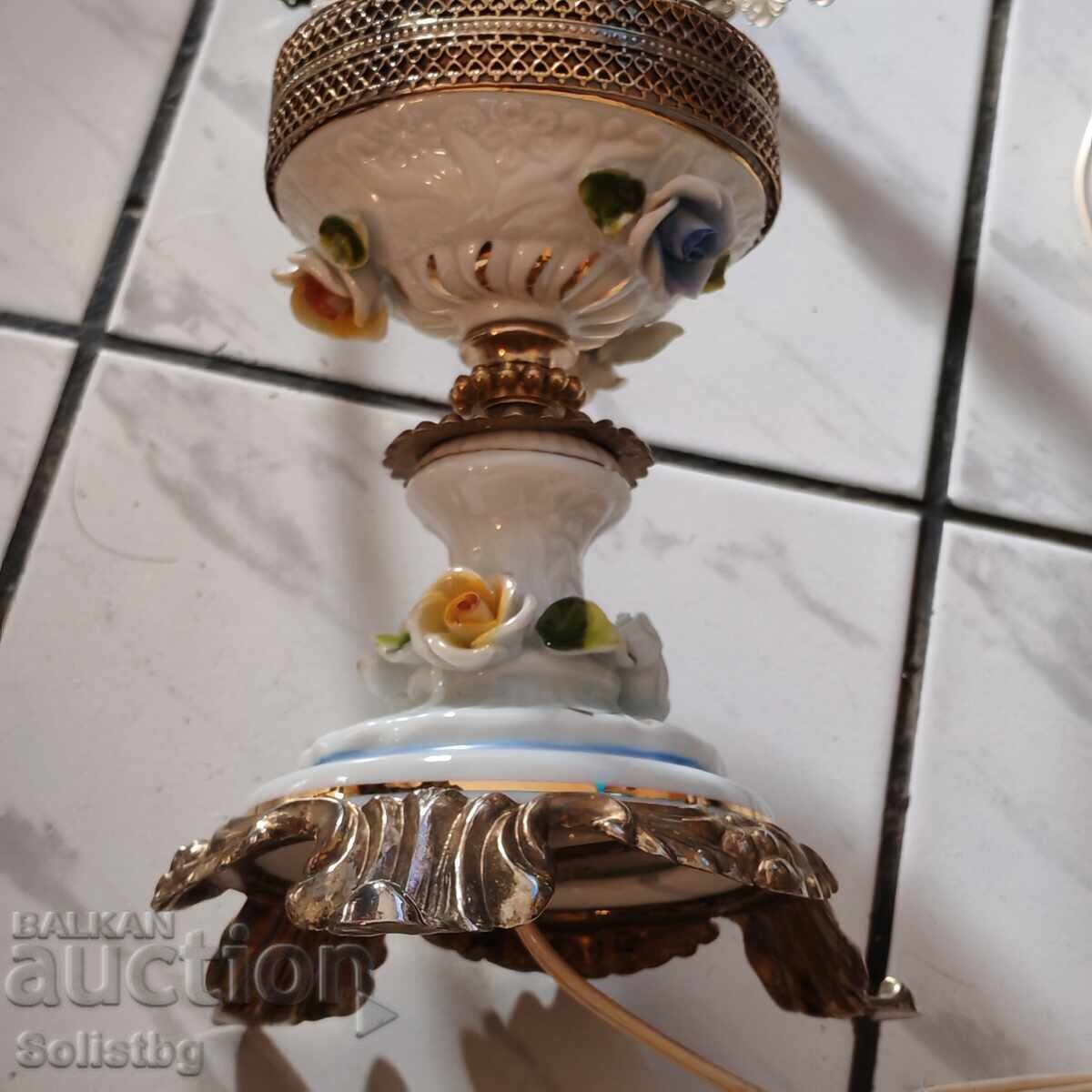 Δημοπρασία Παλιό, vintage, πορσελάνινο επιτραπέζιο φωτιστικό Δημοπρασία Παλιό, vintage, πορσελάνινο επιτραπέζιο φωτιστικό