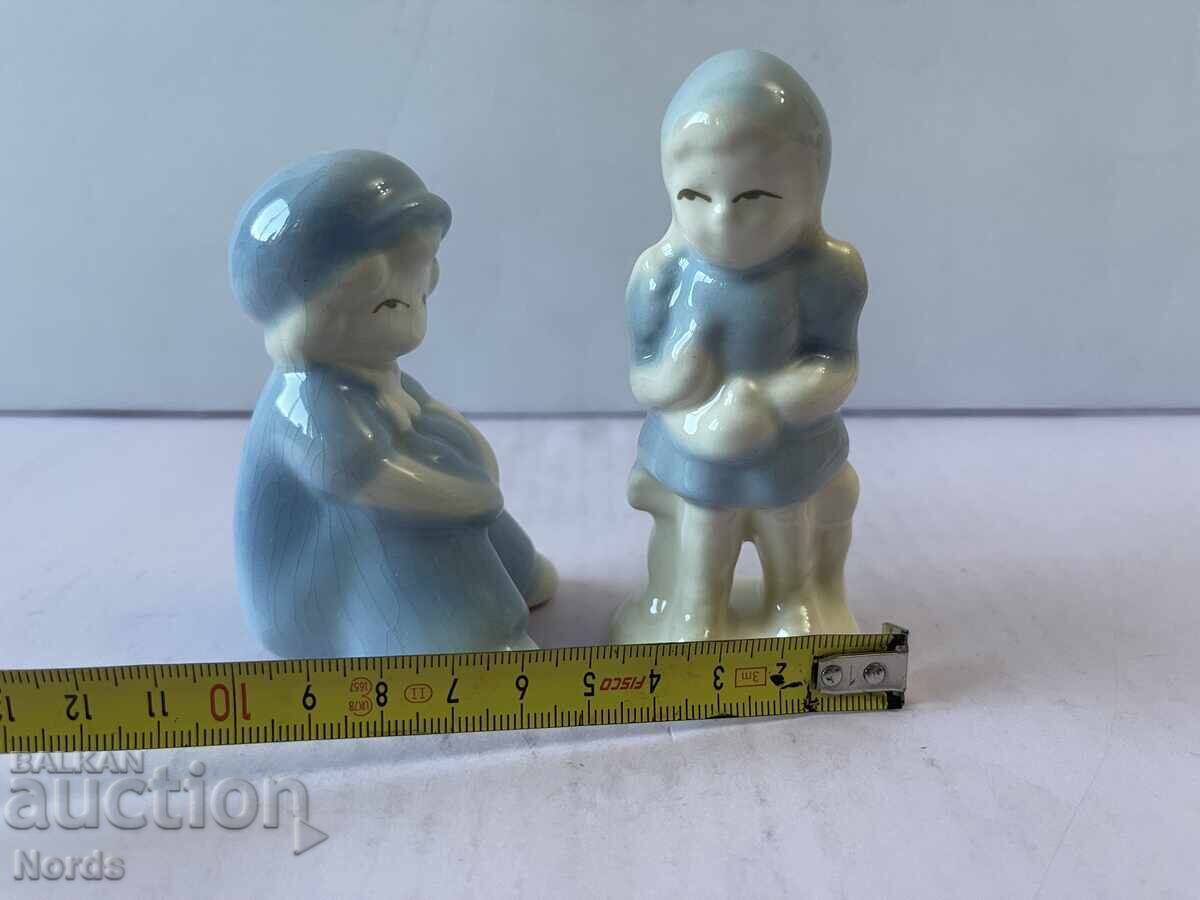 Доставка на Малки порцеланови фигурки