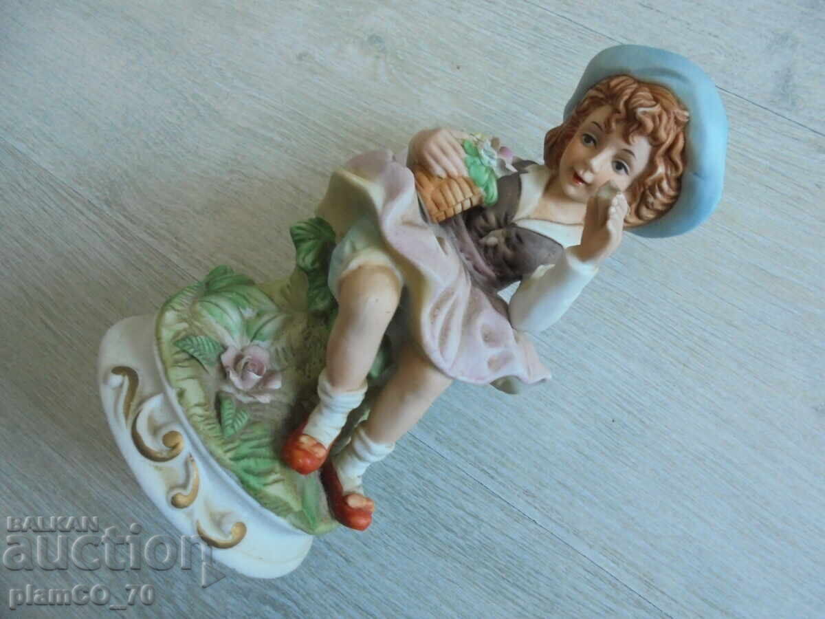 №*8429 Винтидж порцеланова фигурка – Момиче с цветя