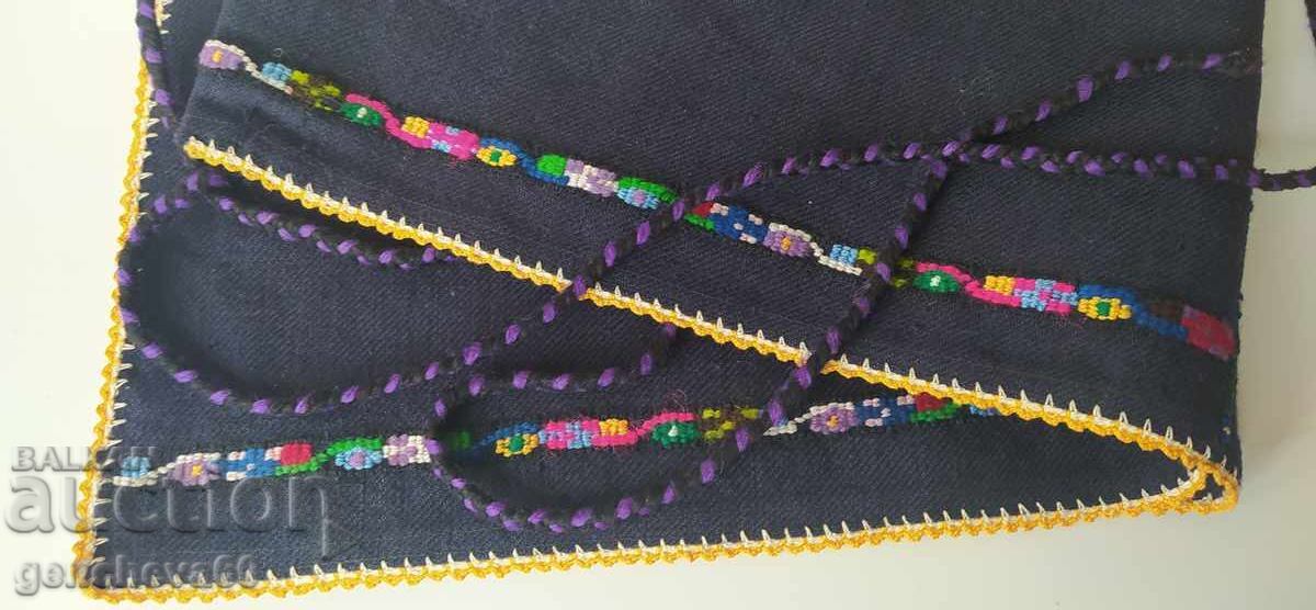 Delivery of Authentic wool apron, embroidery