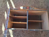 Ρετρό ξύλινη ραφιέρα