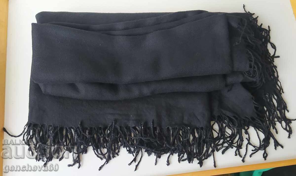 Τεράστιο κασκόλ από κασμίρι 147 εκ. μαύρο με κρόσσια για κεφαλή - παραδοσιακή φορεσιά με τιμή € 60.00 | 117.35 BGN