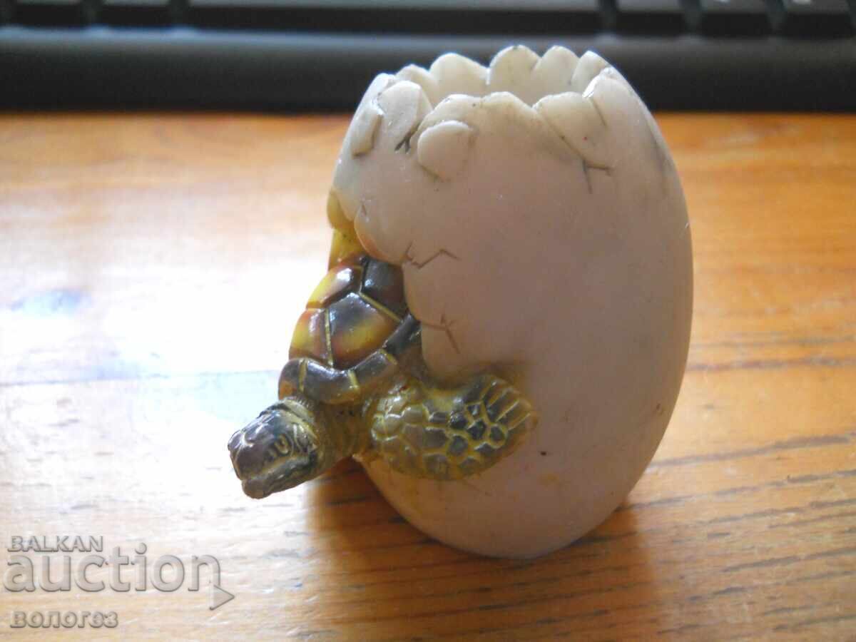 Φιγούρα χελώνας που εκκολάπτεται με τιμή € 5.00 | 9.78 BGN Φιγούρα χελώνας που εκκολάπτεται με τιμή € 5.00 | 9.78 BGN