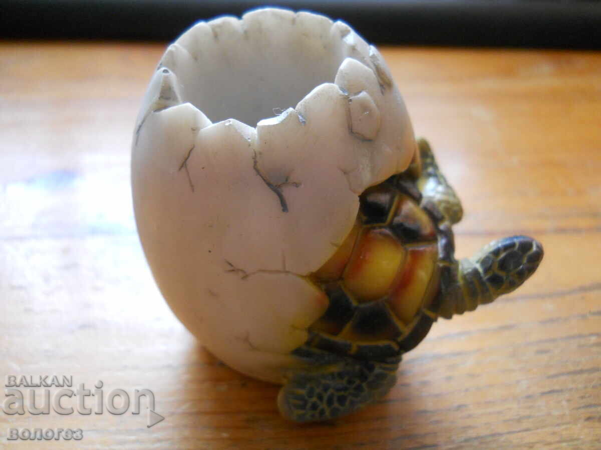 Аукцион Фигурка на излюпваща се костенурка
