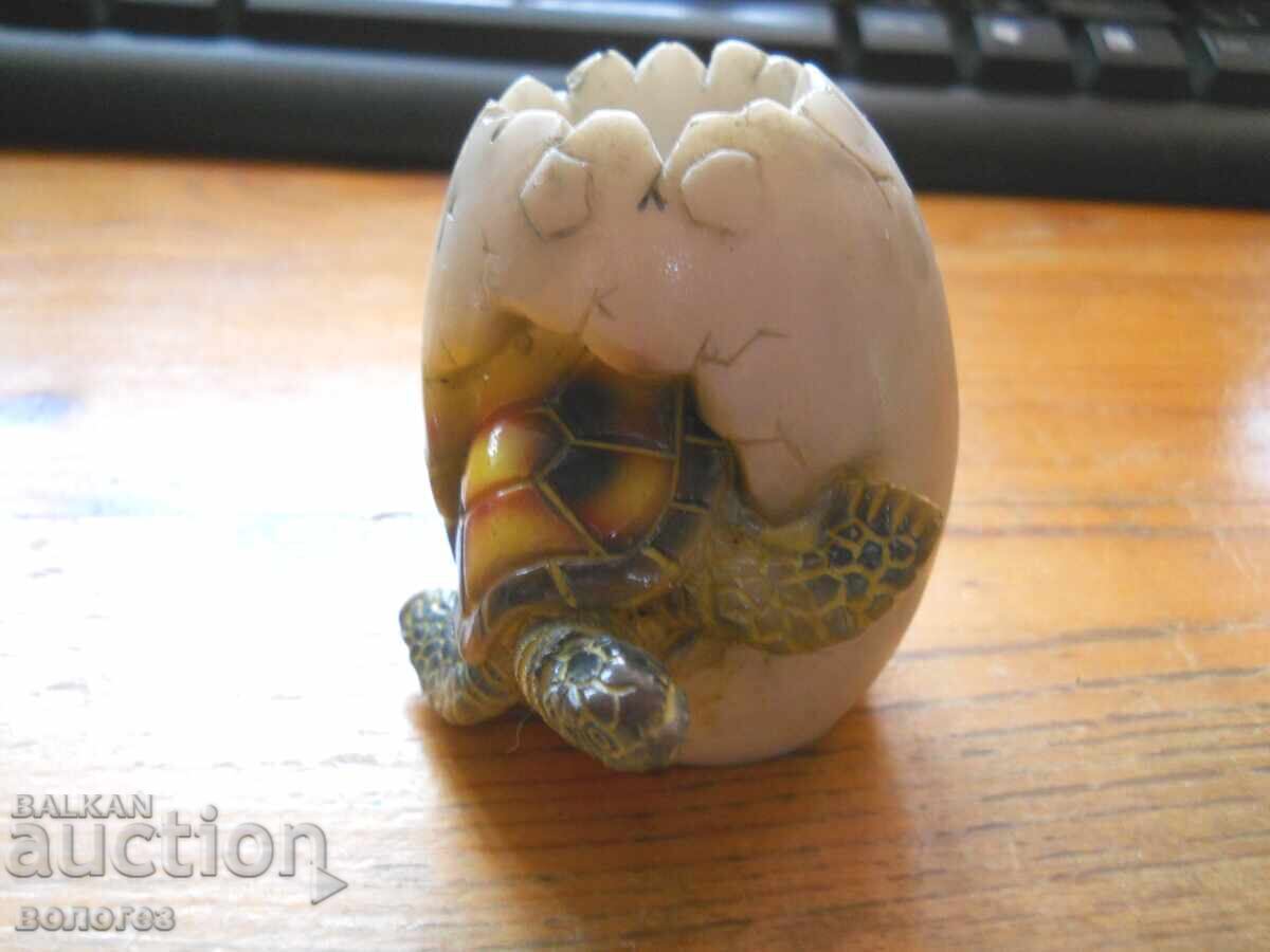 Фигурка на излюпваща се костенурка