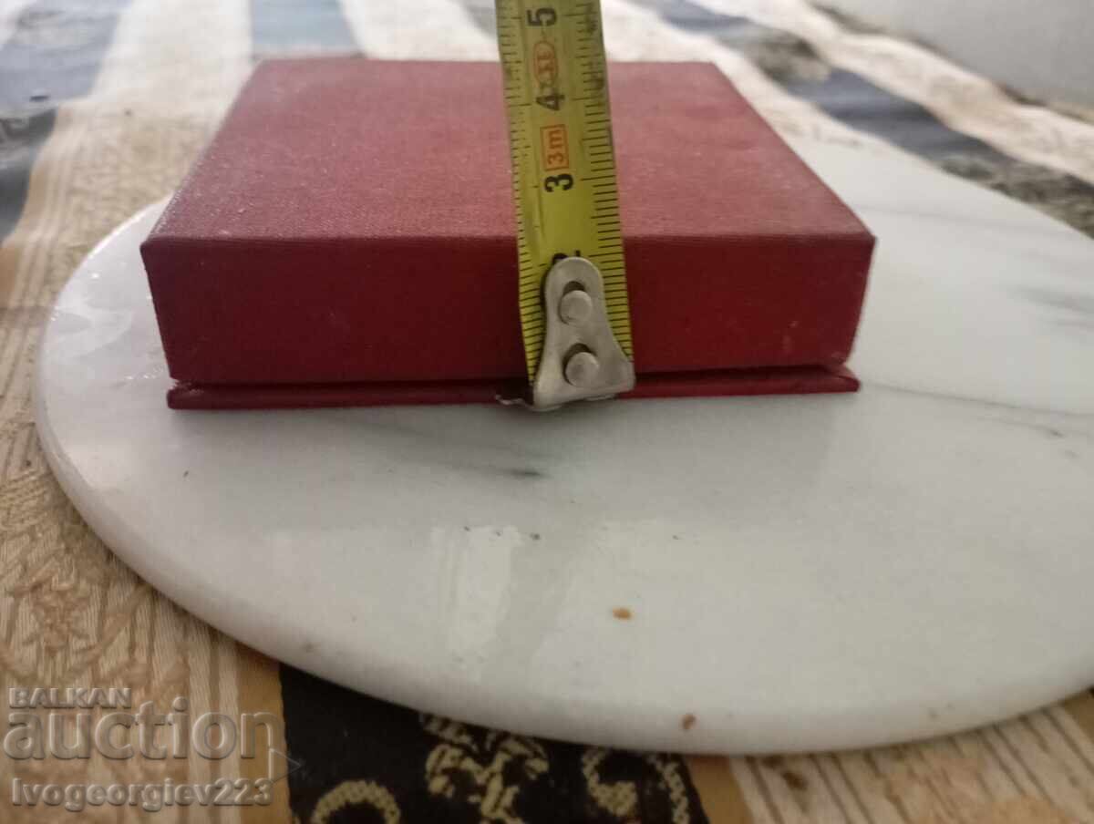 Cutie pentru medalie, placă cu preț € 3.00 | 5.87 BGN