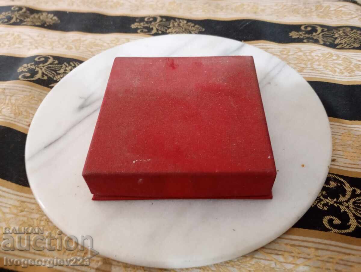 Cutie pentru medalie, placă