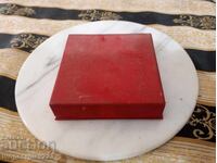 Cutie pentru medalie, placă