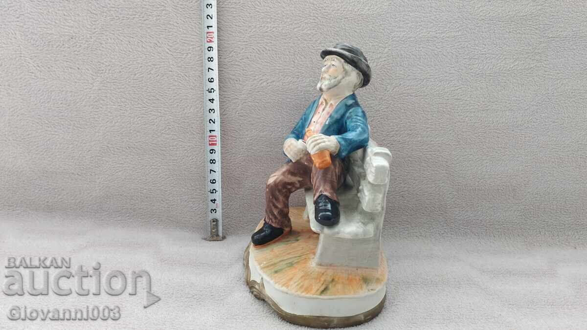 Figurină de porțelan bărbat șezând cu preț € 28.00 | 54.76 BGN