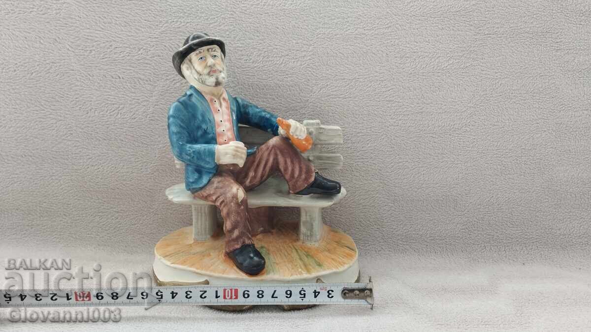 Figurină de porțelan bărbat șezând