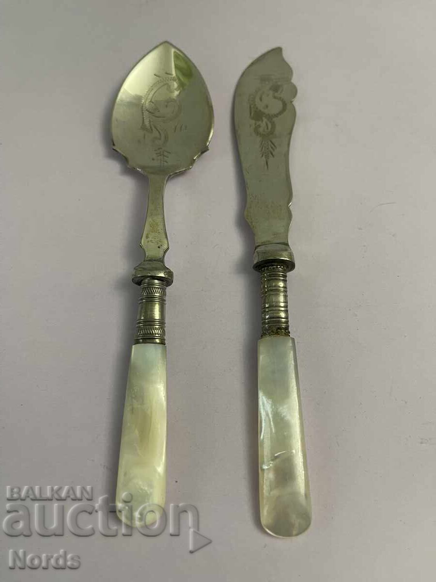 Ασημένια μαχαιροπίρουνα με σημάδια Ασημένια μαχαιροπίρουνα με σημάδια