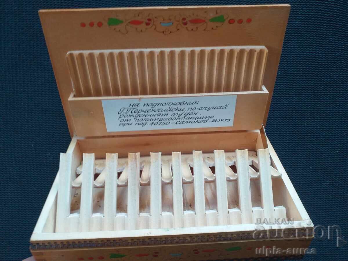 Cutie de țigări din lemn, model social, pirogravură cu preț € 4.80 | 9.39 BGN