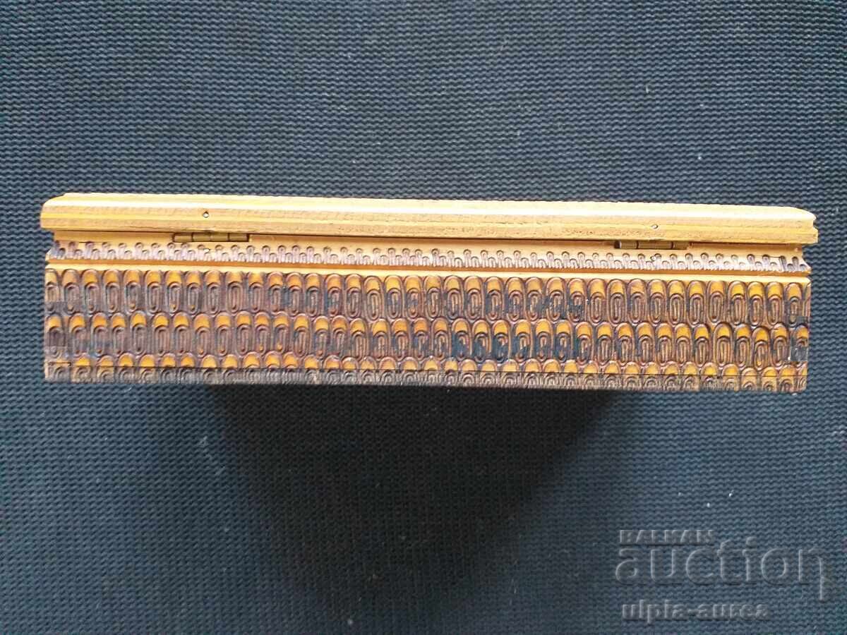 Livrarea Cutie de țigări din lemn, model social, pirogravură