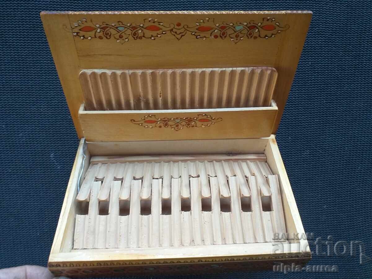 Cutie de țigări din lemn, model social, pirogravură cu preț € 4.80 | 9.39 BGN