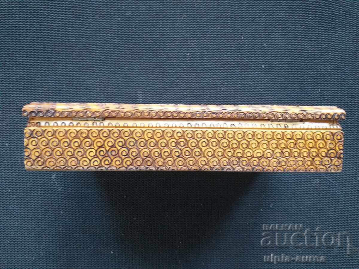 Livrarea Cutie de țigări din lemn, model social, pirogravură