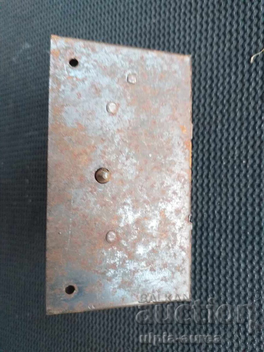 Broască cu cheie de la ladă veche cu preț € 3.50 | 6.85 BGN