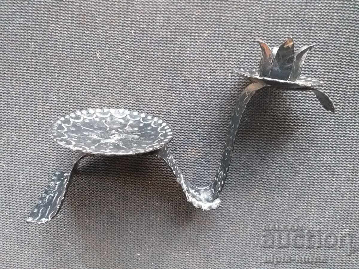 Κηροπήγιο από σφυρήλατο σίδερο Σοσιαλιστικό με τιμή € 3.80 | 7.43 BGN