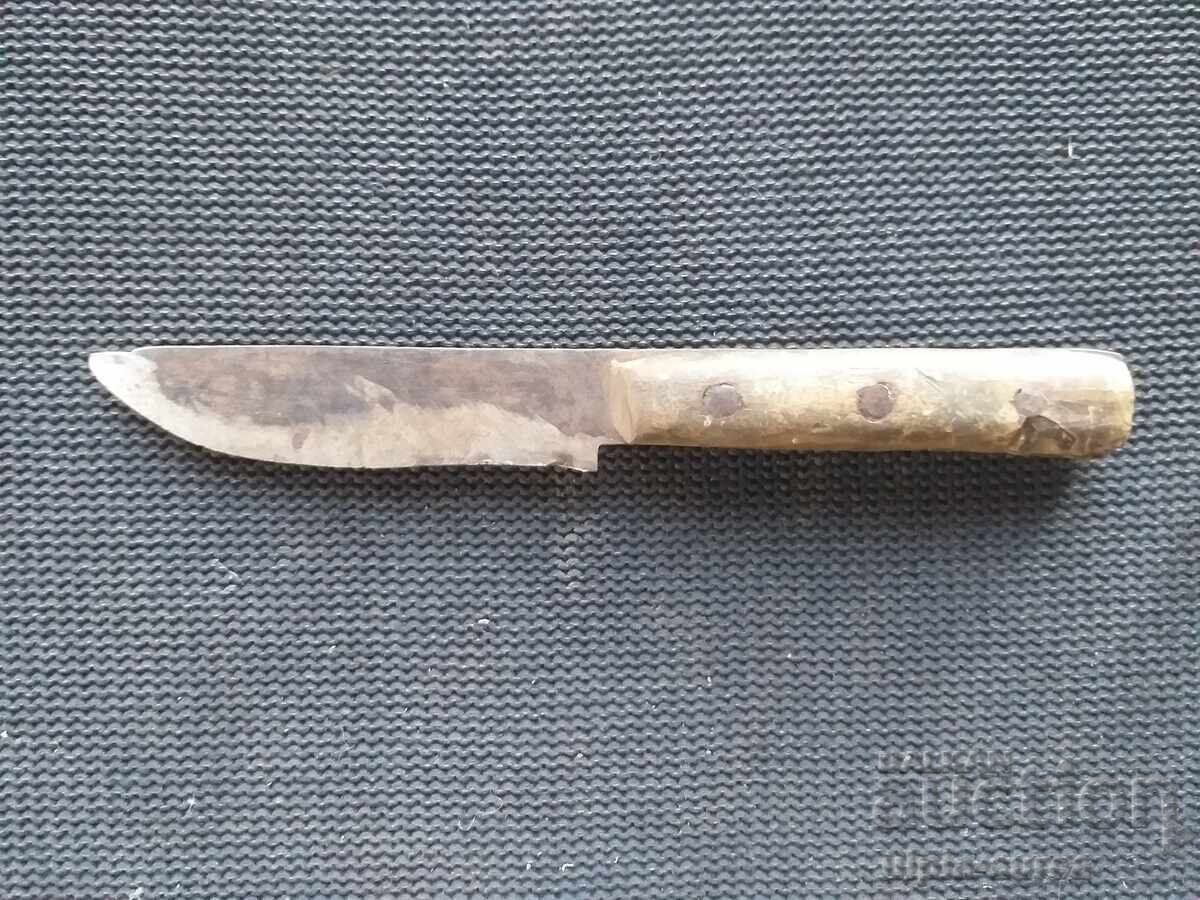 Cuțit vechi cu mâner de os cu preț € 5.00 | 9.78 BGN