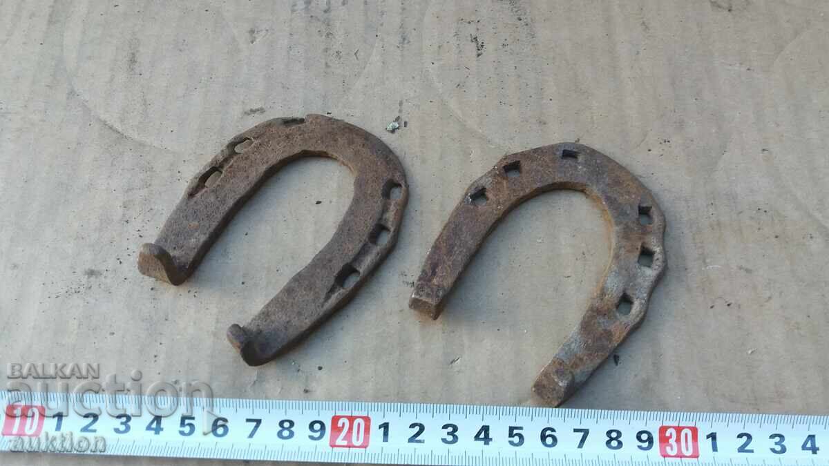 ЛОТ ОТ ДВЕ КОВАНИ ПОДКОВИ