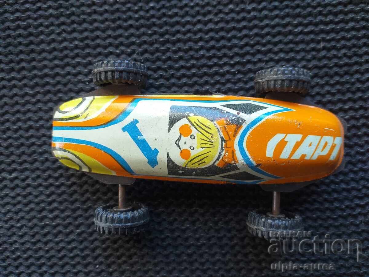 Ένα μεταλλικό καρότσι Ένα μεταλλικό καρότσι