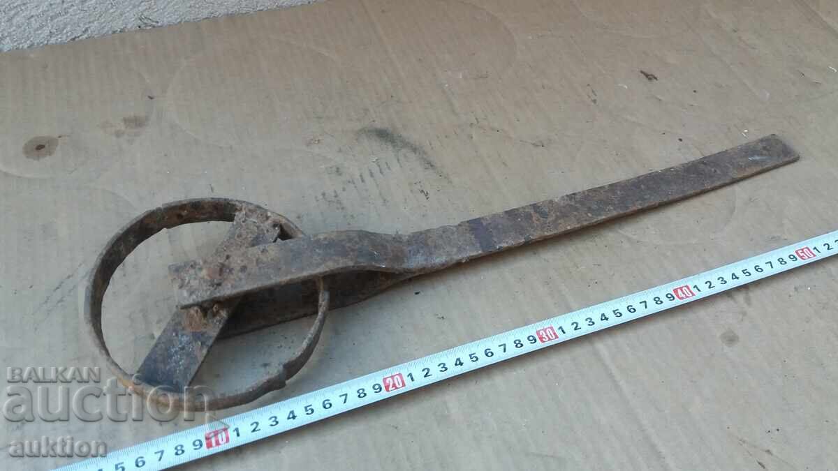 ROATĂ FORJATĂ DE EPOCĂ cu preț € 2.99 | 5.85 BGN ROATĂ FORJATĂ DE EPOCĂ cu preț € 2.99 | 5.85 BGN