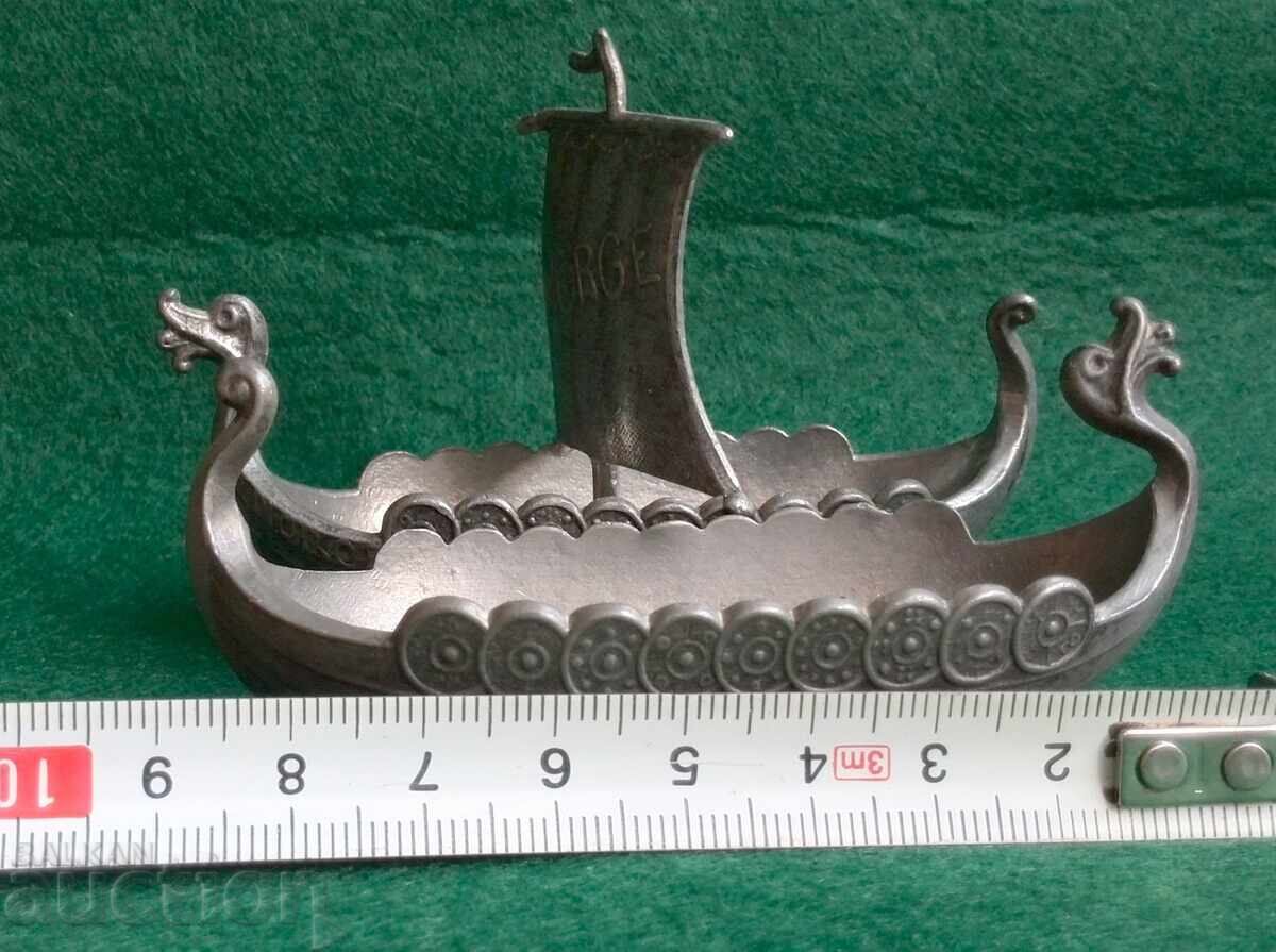 Два малки винтидж ръчно отливани калаени викингски кораба - 7 Два малки винтидж ръчно отливани калаени викингски кораба - 7
