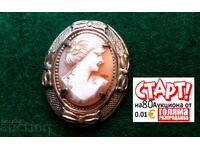 Винтидж брошка/висулка с камея, мида Камея, издълбана през 5