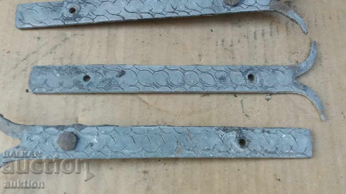 Livrarea BALAMALE FORJATE DE RENASTERE PENTRU PORȚI