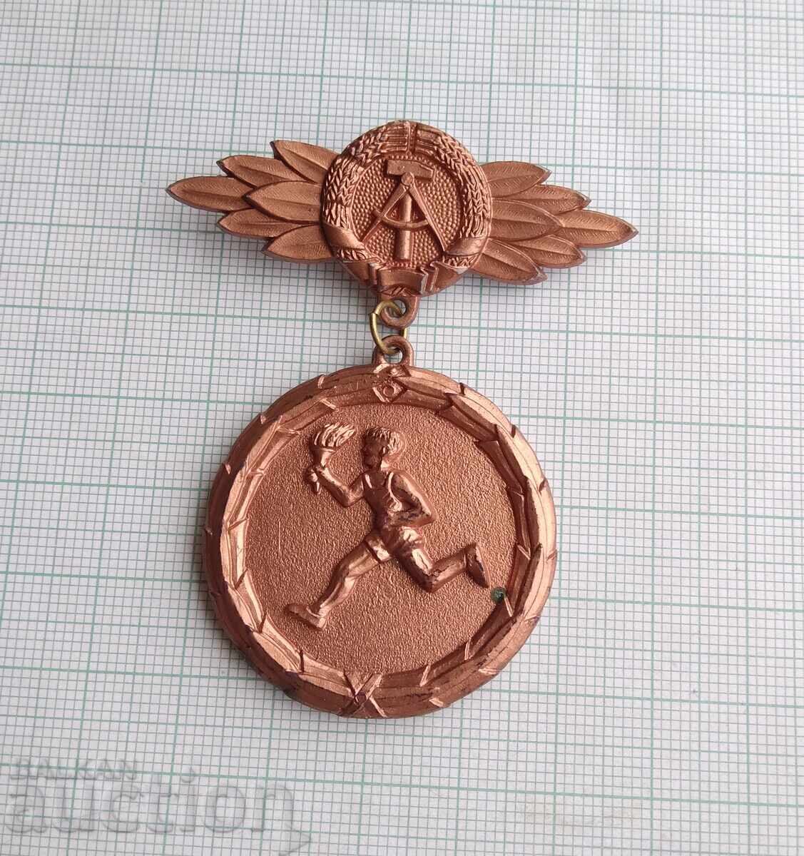 19406 Insigna - Tabără Centrală de Pionieri RDG cu preț € 1.00 | 1.96 BGN