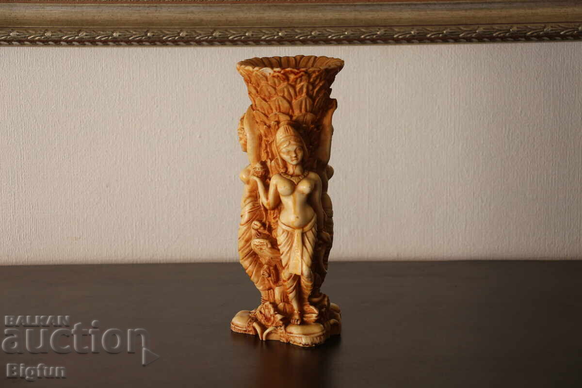 Винтидж Ваза и Пепелник от полеризан. с цена € 60.00 | 117.35 лв. Винтидж Ваза и Пепелник от полеризан. с цена € 60.00 | 117.35 лв.