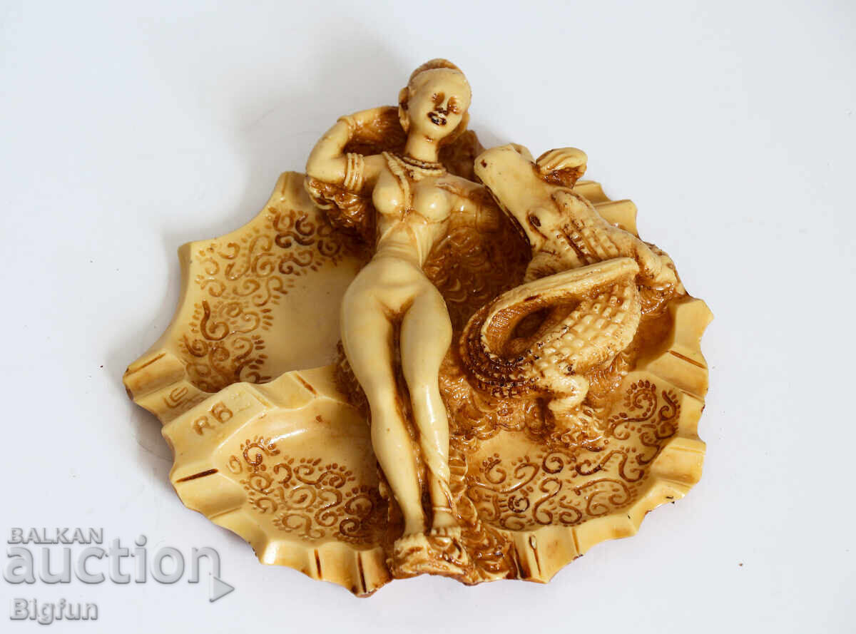 Доставка на Винтидж Ваза и Пепелник от полеризан. Доставка на Винтидж Ваза и Пепелник от полеризан.