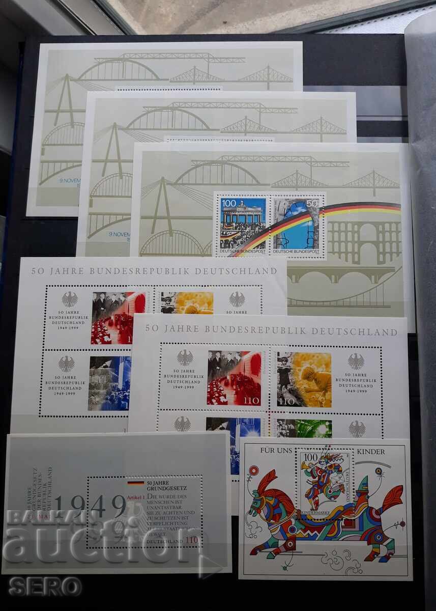 Доставка на Филателия-мн. хубав класьор с 16 листа и около 1100 пощ.мар. Доставка на Филателия-мн. хубав класьор с 16 листа и около 1100 пощ.мар.