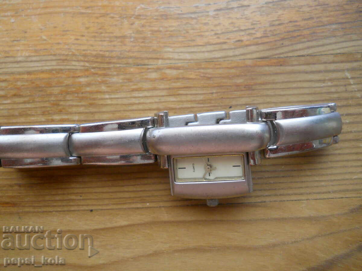 Γυναικείο ρολόι χαλαζία τύπου βραχιόλι με τιμή € 6.00 | 11.73 BGN